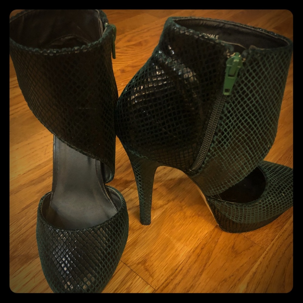 Emerald green velvet snakeskin print pump